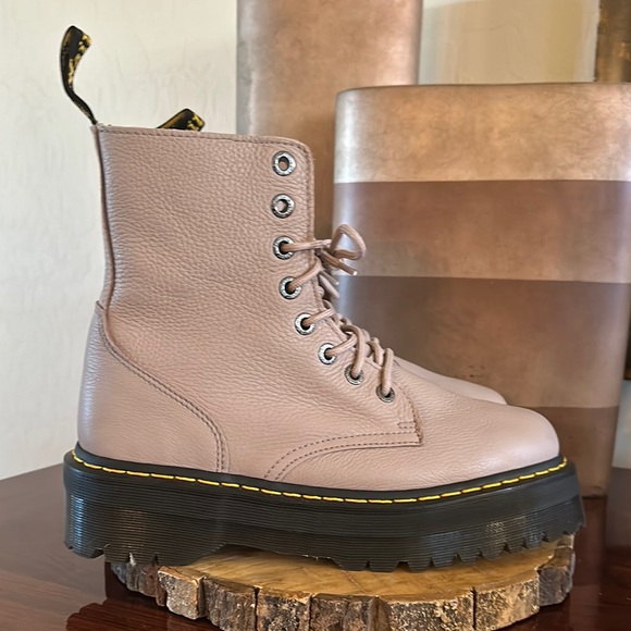 Dr. Martens *NWOB* Jadon III Boot Pisa Leather Platforms, Unisex, Taupe - Picture 4 of 11